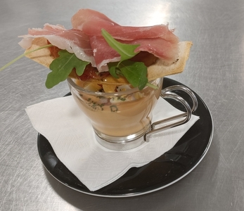 Recetario TOSTA DE JAMÓN Y CHERRYS ASADOS CON SALMOREJO DE GRANADA (APERITIVO MENÚ DEGUSTACIÓN)